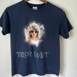 Taylor Swift T-shirt 1989 World Tour Crew Neck Blue Womens Medium with Flaw